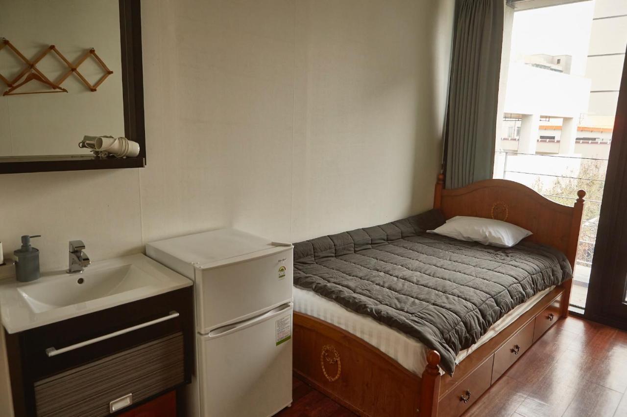 Хостел Guest 145 Gwangju Metropolitan City Екстер'єр фото
