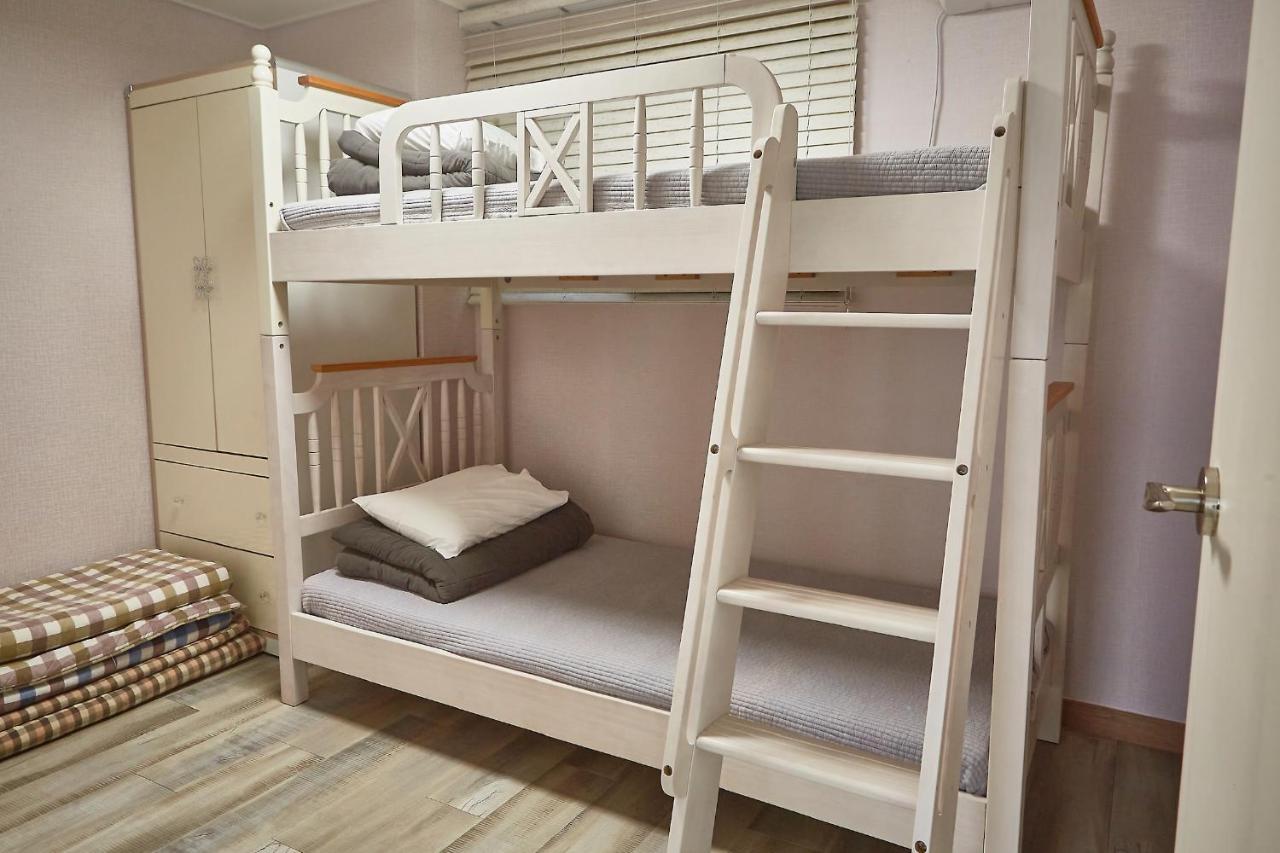 Хостел Guest 145 Gwangju Metropolitan City Екстер'єр фото
