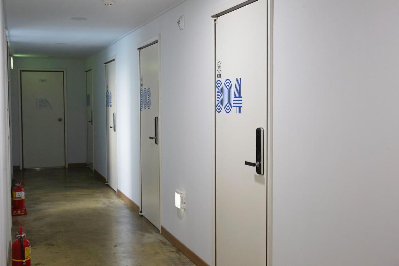 Хостел Guest 145 Gwangju Metropolitan City Екстер'єр фото