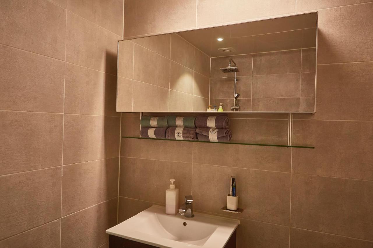 Хостел Guest 145 Gwangju Metropolitan City Екстер'єр фото