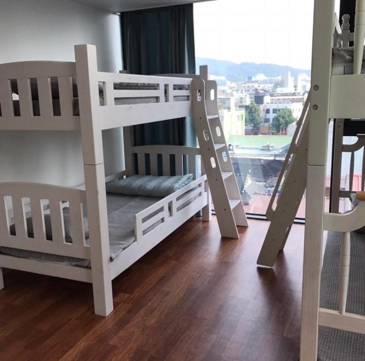 Хостел Guest 145 Gwangju Metropolitan City Екстер'єр фото