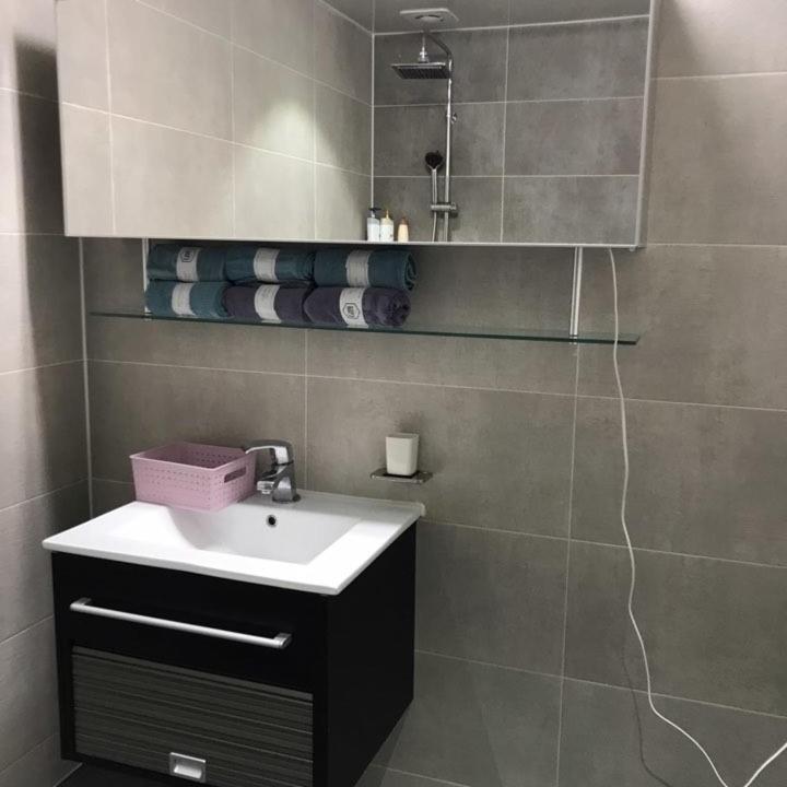 Хостел Guest 145 Gwangju Metropolitan City Екстер'єр фото